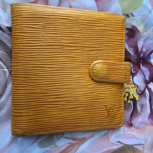 Louis Vuitton Epi fold snap wallet in Used Condition - Picture 1 of 16